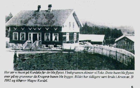 Her ser vi huset på Kurdøla før det ble flyttet. I bakgrunnen ser vi Toke. DEtte huset ble flyttet over på ny grunnmur da Kragerø-banen ble bygget. Bildet har tidligere vært ii bruk i Arven nr. 31 1982 og tilhører Magne Kurdøl